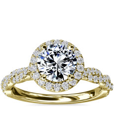 Anillo de compromiso con halo de diamantes y banda torcida en oro amarillo de 14 k (1/3 qt. total)